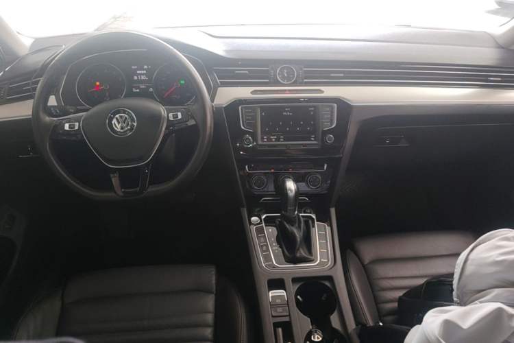 Used Volkswagen Magotan 2017 330TSI DSG Leading Model Center Console