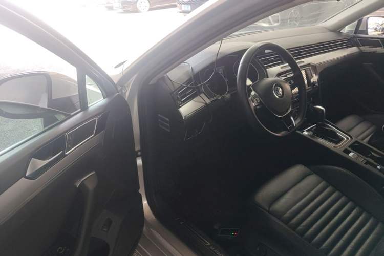 Used Volkswagen Magotan 2017 330TSI DSG Leading Model Driver Seat