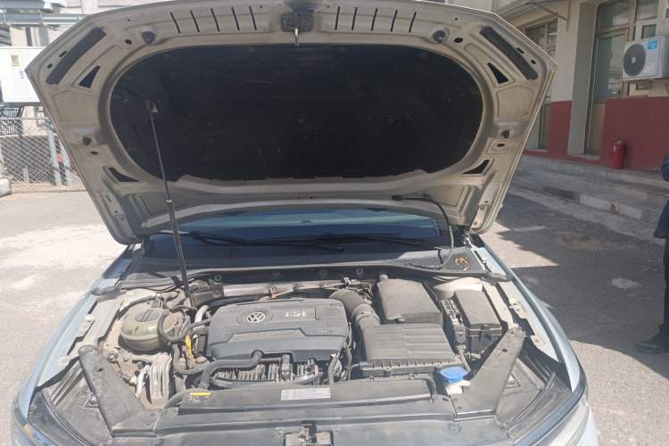 Used Volkswagen Magotan 2017 330TSI DSG Luxury Model Engine Bay