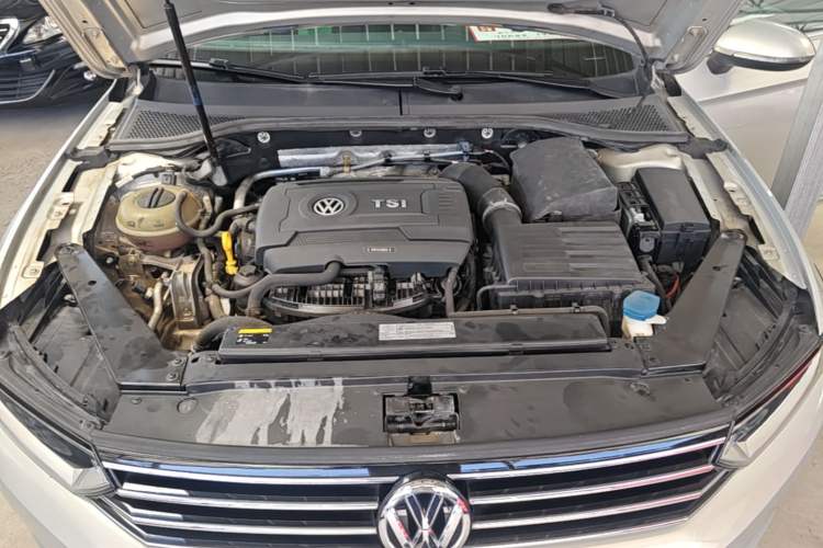 Used Volkswagen Magotan 2017 330TSI DSG Leading Model Engine Bay