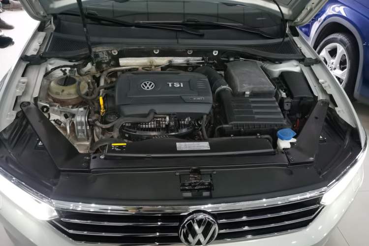 Used Volkswagen Magotan 2017 330TSI DSG Luxury Model Engine Bay
