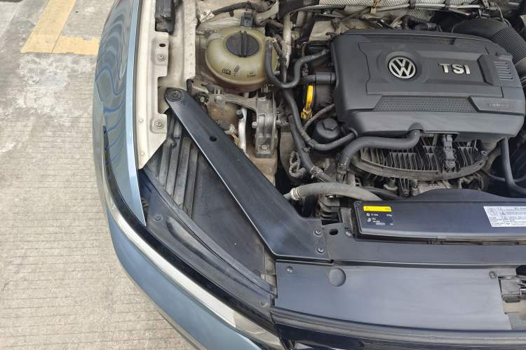 Used Volkswagen Magotan 2017 330TSI DSG Luxury Model Engine Bay Right