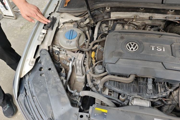 Used Volkswagen Magotan 2017 330TSI DSG Luxury Model Engine Bay Right