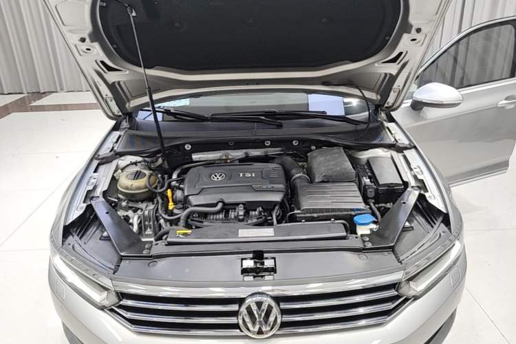 Used Volkswagen Magotan 2017 330TSI DSG Luxury Model Engine Bay