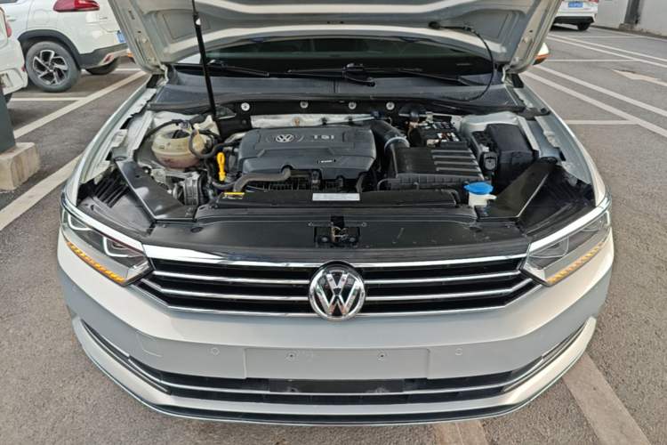 Used Volkswagen Magotan 2017 330TSI DSG Luxury Model Engine Bay