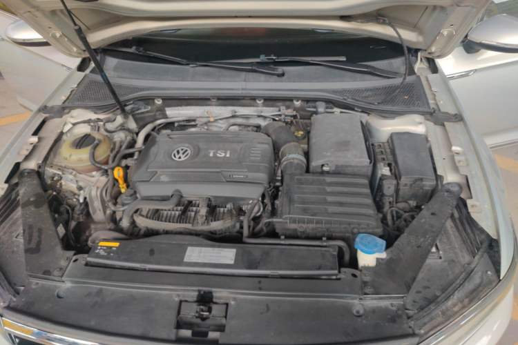 Used Volkswagen Magotan 2017 330TSI DSG Leading Model Engine Bay