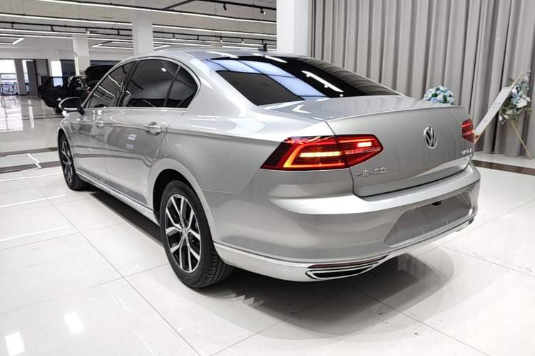 Used Volkswagen Magotan 2017 330TSI DSG Luxury Model Exterior 2