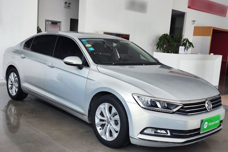 Used Volkswagen Magotan 2017 330TSI DSG Luxury Model Front Right 45 Deg
