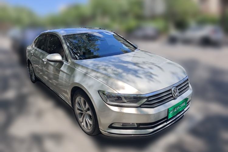 Used Volkswagen Magotan 2017 330TSI DSG Luxury Model Front Right 45 Deg