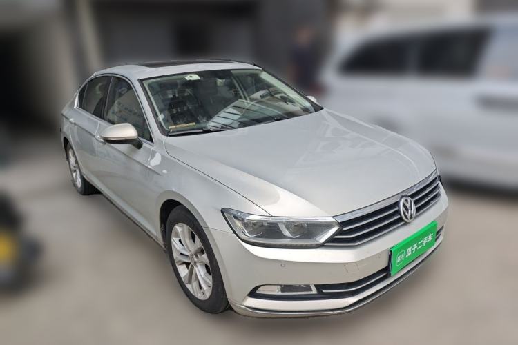 Used Volkswagen Magotan 2017 330TSI DSG Luxury Model Front Right 45 Deg