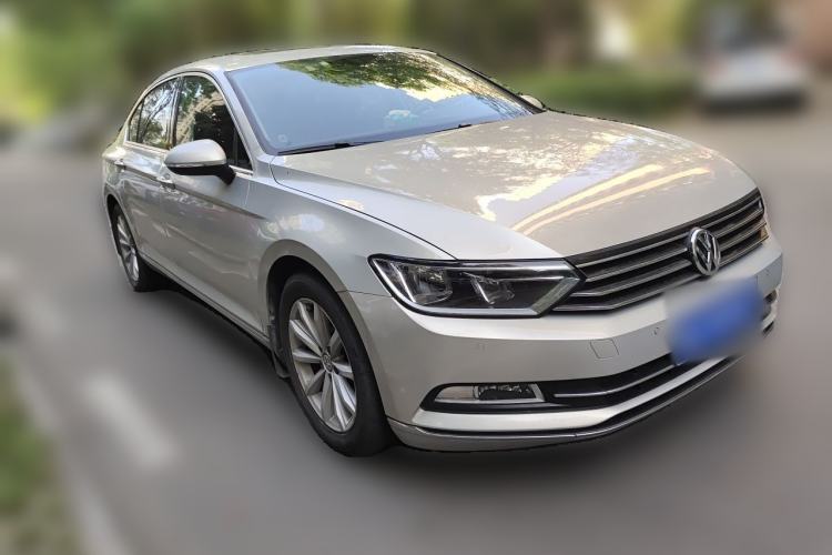Used Volkswagen Magotan 2017 330TSI DSG Leading Model Front Right 45 Deg