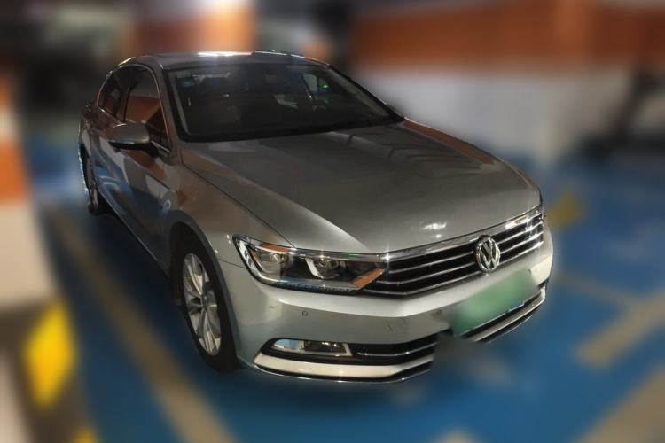 Used Volkswagen Magotan 2017 330TSI DSG Luxury Model Front Right 45 Deg