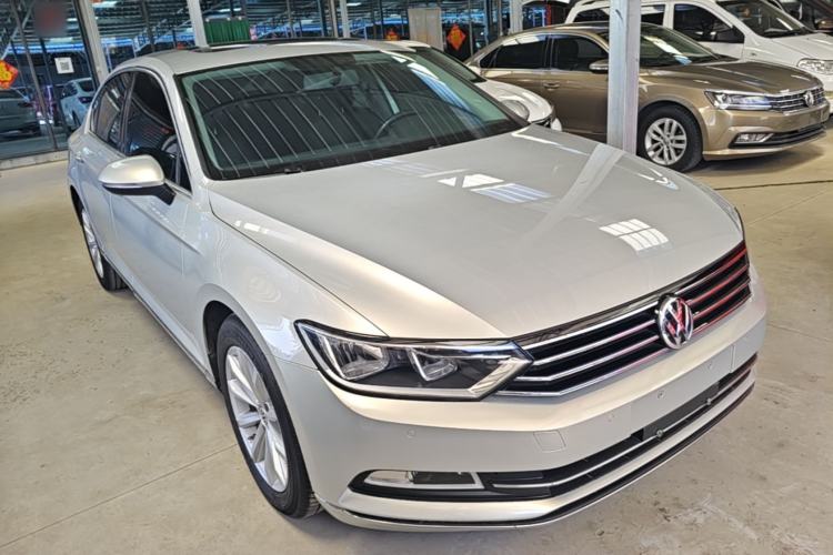 Used Volkswagen Magotan 2017 330TSI DSG Leading Model Front Right 45 Deg