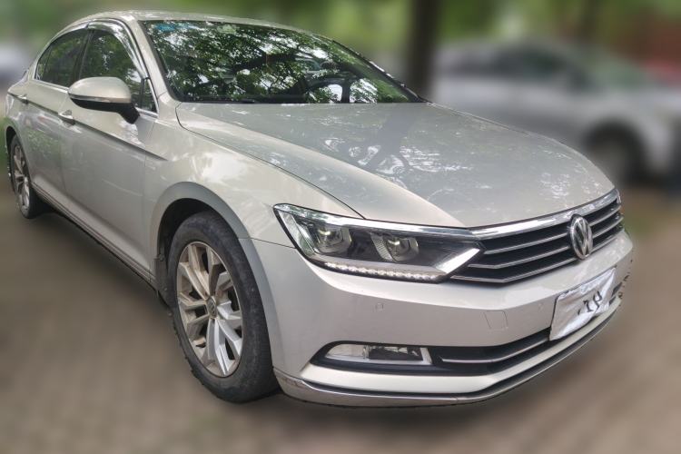 Used Volkswagen Magotan 2017 330TSI DSG Luxury Model Front Right 45 Deg