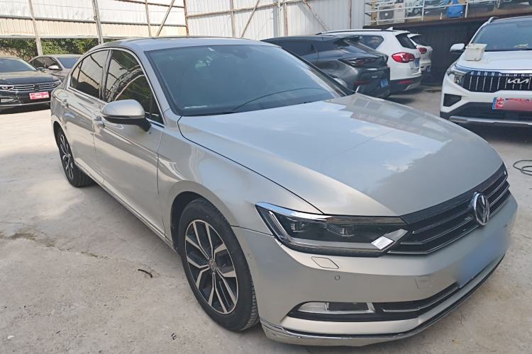 Used Volkswagen Magotan 2017 330TSI DSG Luxury Model Front Right 45 Deg