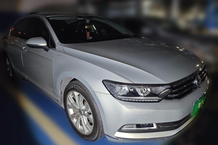 Used Volkswagen Magotan 2017 380TSI DSG Luxury Model Front Right 45 Deg