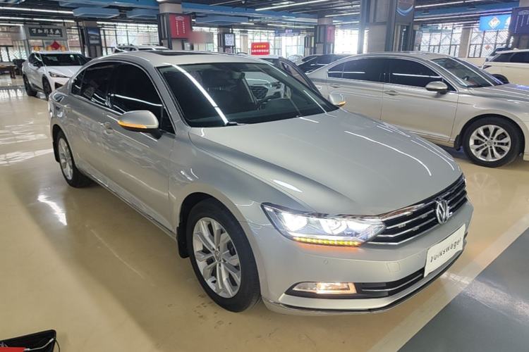 Used Volkswagen Magotan 2017 380TSI DSG Luxury Model Front Right 45 Deg