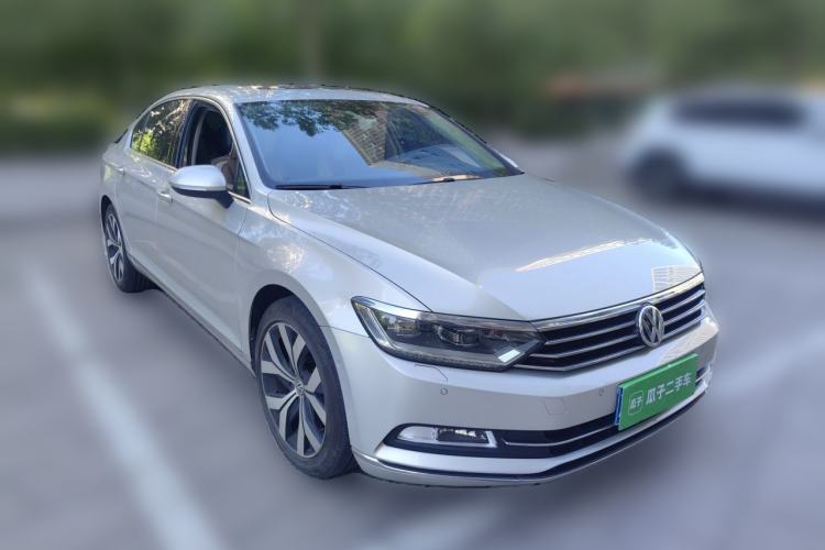 Used Volkswagen Magotan 2017 380TSI DSG Prestige Edition Front Right 45 Deg