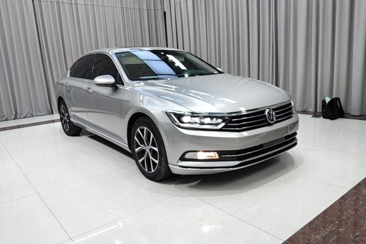 Used Volkswagen Magotan 2017 330TSI DSG Luxury Model Front Right 45 Deg