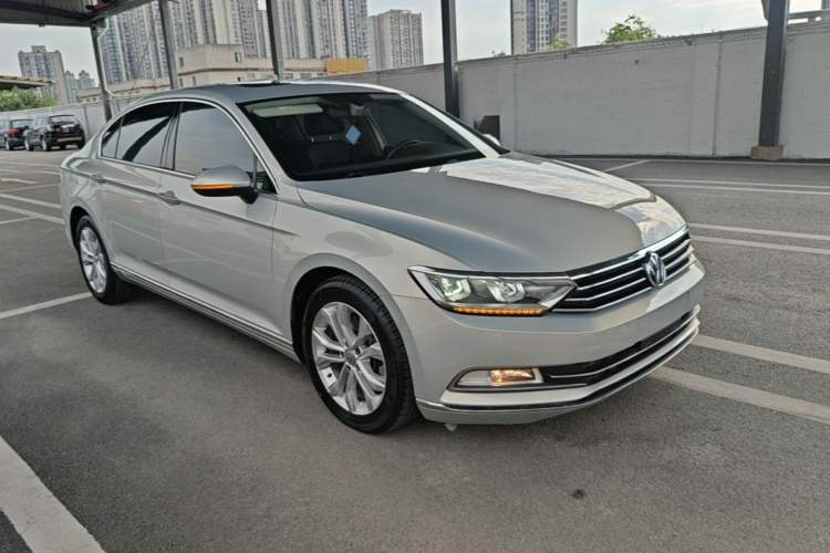 Used Volkswagen Magotan 2017 330TSI DSG Luxury Model Front Right 45 Deg
