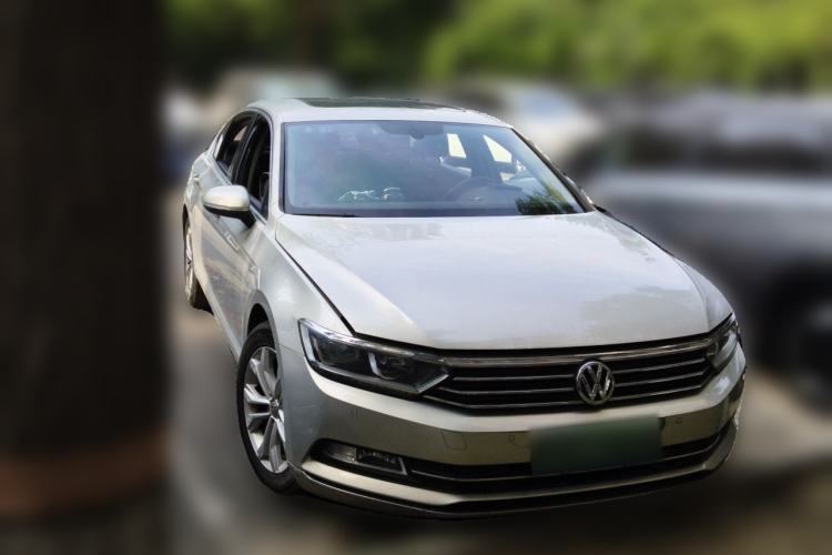 Used Volkswagen Magotan 2017 330TSI DSG Luxury Model Front Right 45 Deg