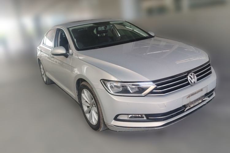 Used Volkswagen Magotan 2017 330TSI DSG Leading Model Front Right 45 Deg