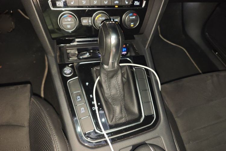 Used Volkswagen Magotan 2017 380TSI DSG Prestige Edition Gear Lever