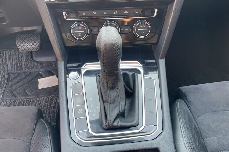 Used Volkswagen Magotan 2017 380TSI DSG Prestige Edition Gear Lever