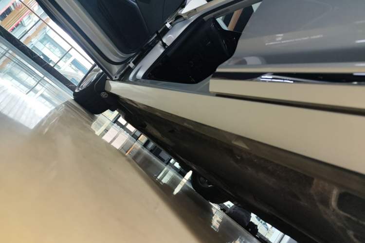 Used Volkswagen Magotan 2017 380TSI DSG Luxury Model Left Side Sill