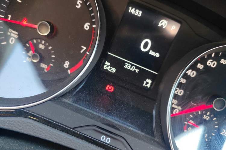 Used Volkswagen Magotan 2017 330TSI DSG Luxury Model Odometer Close Up