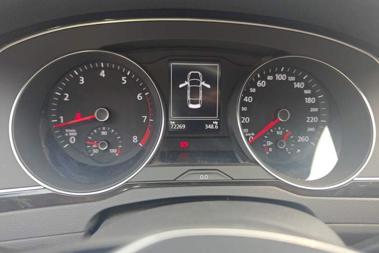 Used Volkswagen Magotan 2017 330TSI DSG Luxury Model Odometer Close Up