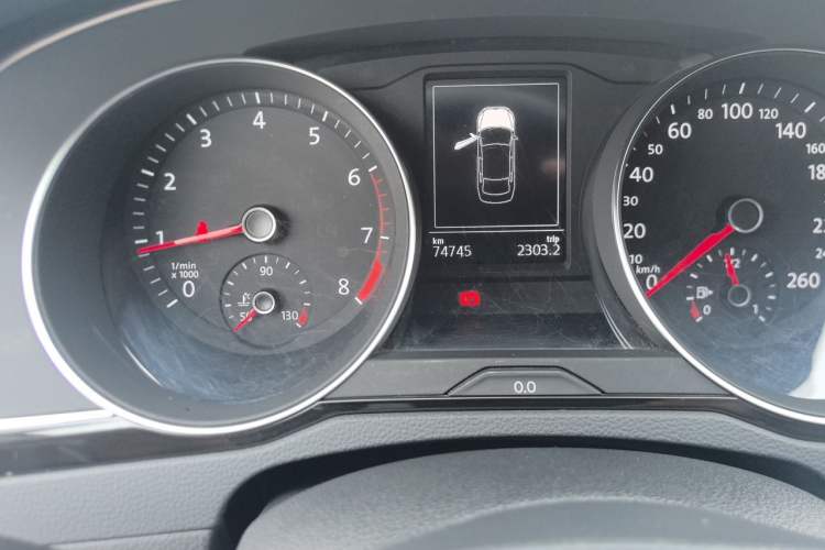 Used Volkswagen Magotan 2017 330TSI DSG Luxury Model Odometer Close Up
