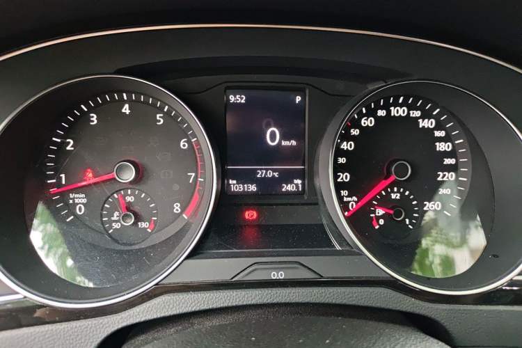 Used Volkswagen Magotan 2017 330TSI DSG Luxury Model Odometer Close Up
