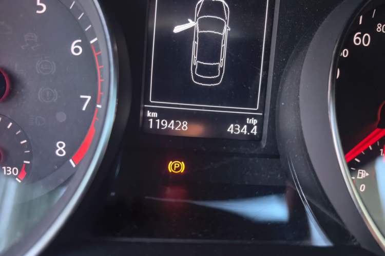 Used Volkswagen Magotan 2017 330TSI DSG Luxury Model Odometer Close Up