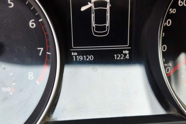 Used Volkswagen Magotan 2017 330TSI DSG Luxury Model Odometer Close Up