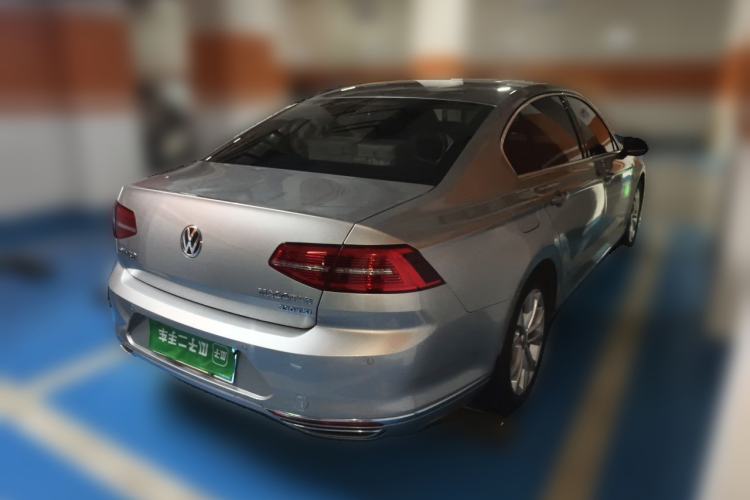 Used Volkswagen Magotan 2017 330TSI DSG Luxury Model Rear Right 45 Deg