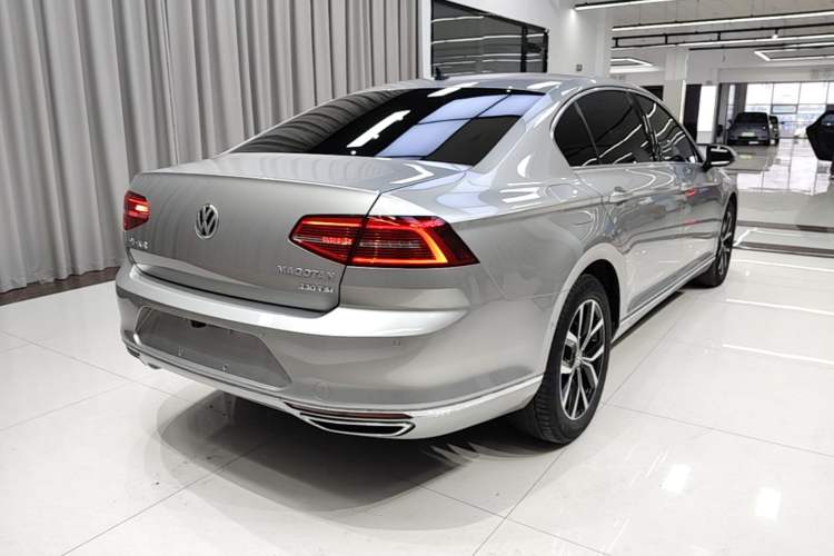 Used Volkswagen Magotan 2017 330TSI DSG Luxury Model Rear Right 45 Deg