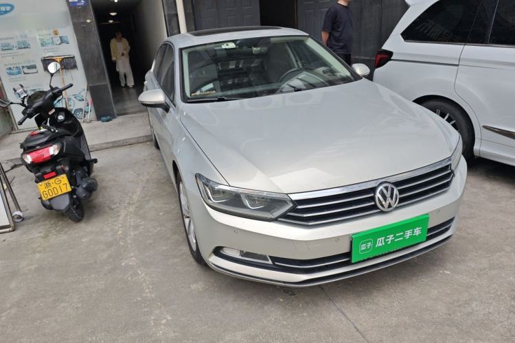 Used Volkswagen Magotan 2017 330TSI DSG Luxury Model Right Front Headlight