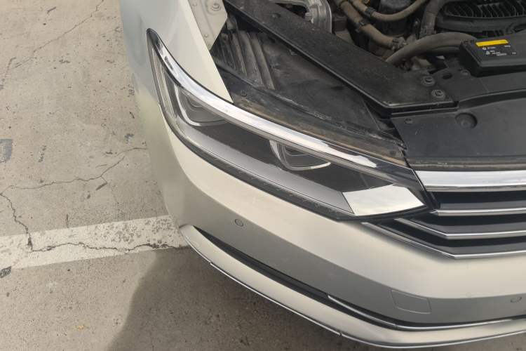 Used Volkswagen Magotan 2017 330TSI DSG Luxury Model Right Front Headlight