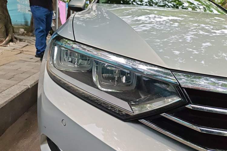 Used Volkswagen Magotan 2017 330TSI DSG Luxury Model Right Front Headlight