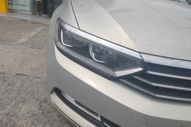 Used Volkswagen Magotan 2017 330TSI DSG Luxury Model Right Front Headlight
