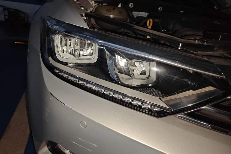 Used Volkswagen Magotan 2017 380TSI DSG Luxury Model Right Front Headlight