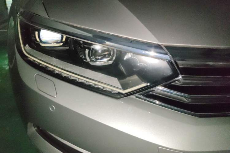 Used Volkswagen Magotan 2017 330TSI DSG Luxury Model Right Front Headlight