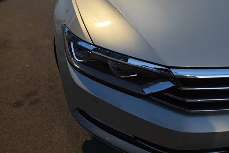 Used Volkswagen Magotan 2017 330TSI DSG Luxury Model Right Front Headlight