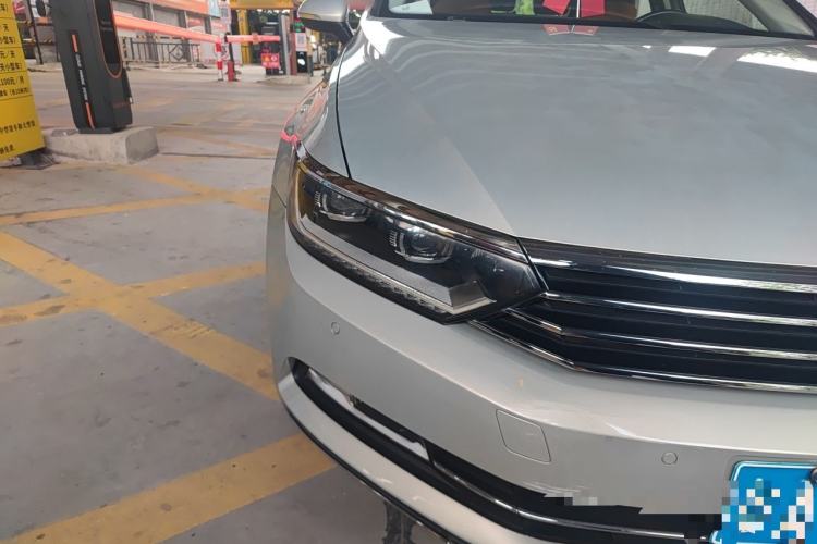 Used Volkswagen Magotan 2017 330TSI DSG Leading Model Right Front Headlight