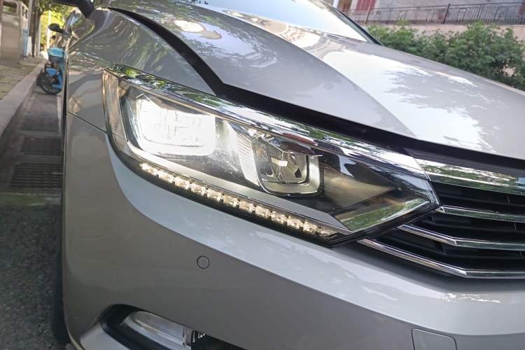 Used Volkswagen Magotan 2017 330TSI DSG Luxury Model Right Front Headlight