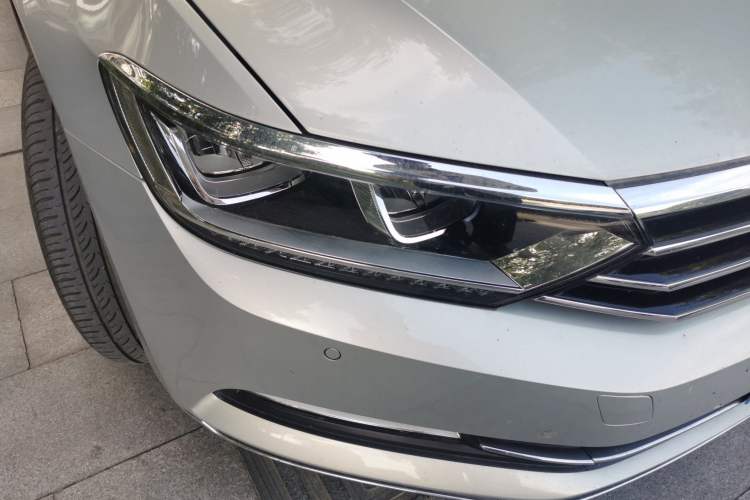 Used Volkswagen Magotan 2017 330TSI DSG Luxury Model Right Front Headlight