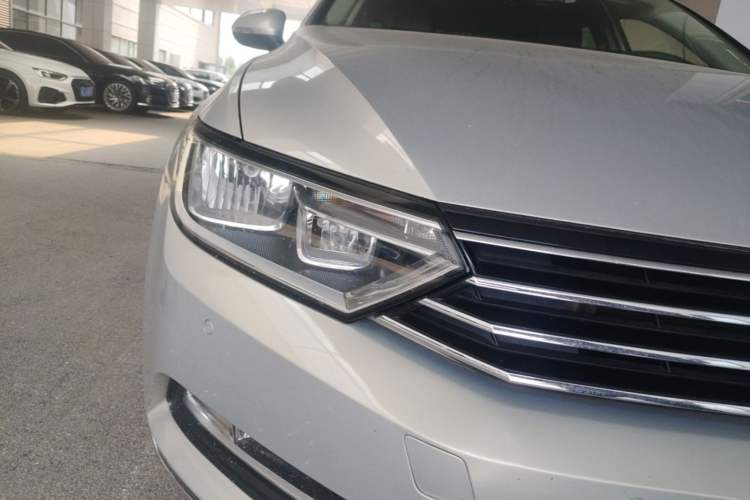 Used Volkswagen Magotan 2017 330TSI DSG Leading Model Right Front Headlight