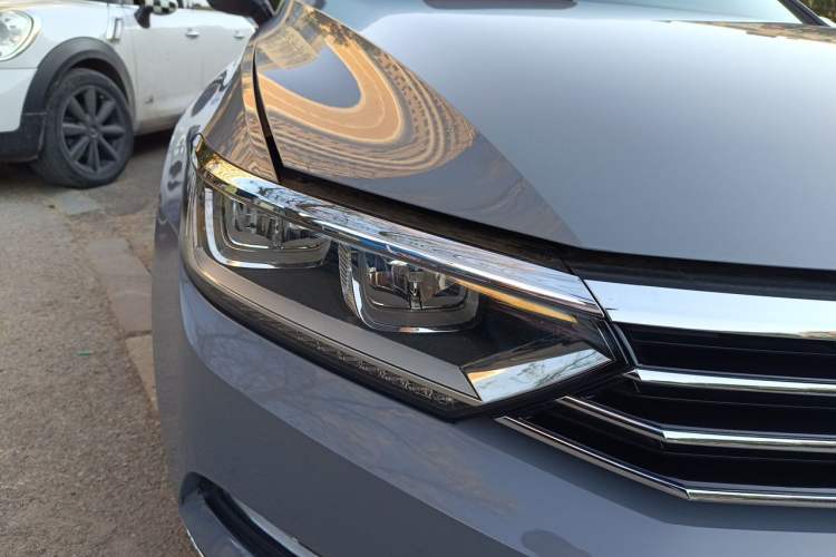 Used Volkswagen Magotan 2017 330TSI DSG Luxury Model Right Front Headlight