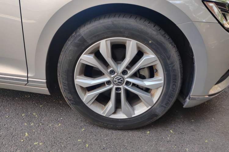 Used Volkswagen Magotan 2017 330TSI DSG Luxury Model Right Front Wheel Hub